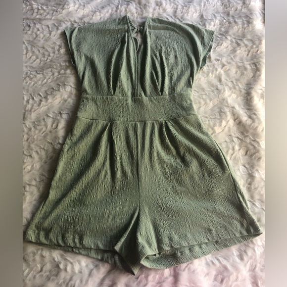 Nine West sage green v neck romper size M - Picture 2 of 12